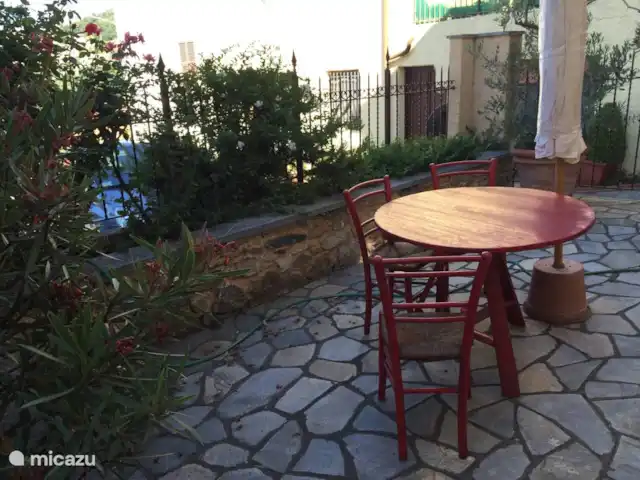 Maison de campagne italienne familiale | Italie, Ligurie, Arnasco - villa le patio avec des sièges