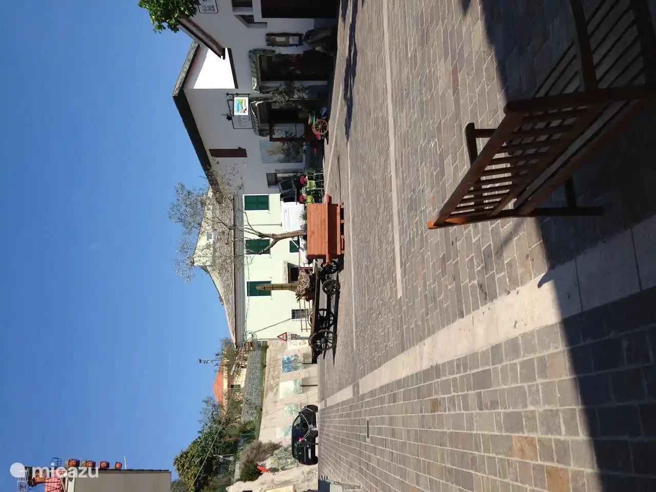 Der Platz neben dem Haus mit dem Laden und Museum der Cooperativa Olivicola Arnasco. Auch Terrasse für Cappuccino etc.