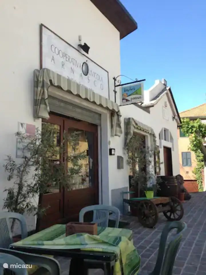 Der Platz neben dem Haus mit dem Laden und Museum der Cooperativa Olivicola Arnasco. Auch Terrasse für Cappuccino etc.