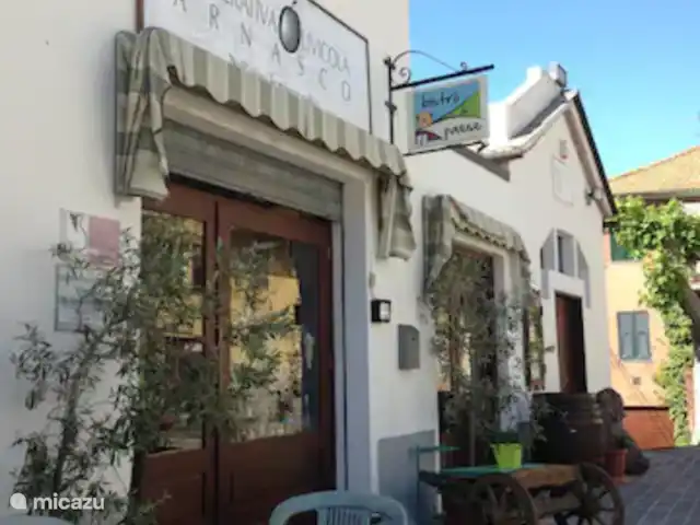 Maison de campagne italienne familiale | Italie, Ligurie, Arnasco - villa La place juste à côté de la maison avec la boutique et le musée de la Cooperativa Olivicola Arnasco. Aussi terrasse pour cappuccinos etc.