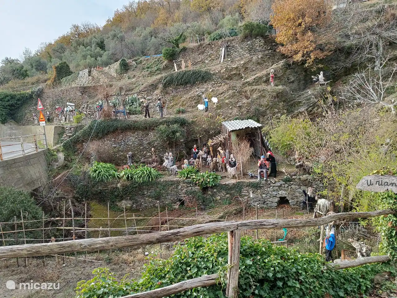 Auf der Straße von Arnasco nach Menosio eine schöne Aufführung
