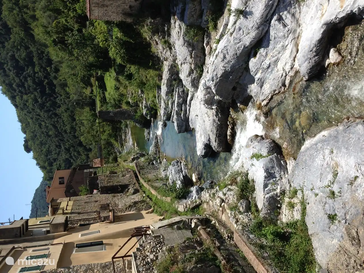 Fluss durch das Dorf Villa nova D'Albenga