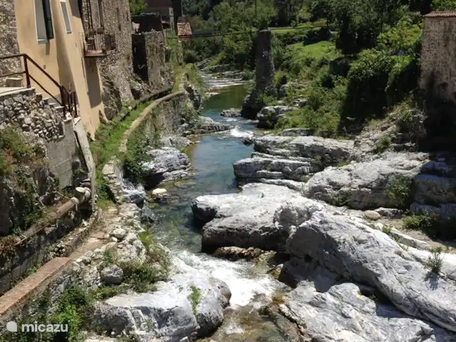 Maison de campagne italienne familiale | Italie, Ligurie, Arnasco - villa rivière à travers le village de Villa nova D'Albenga