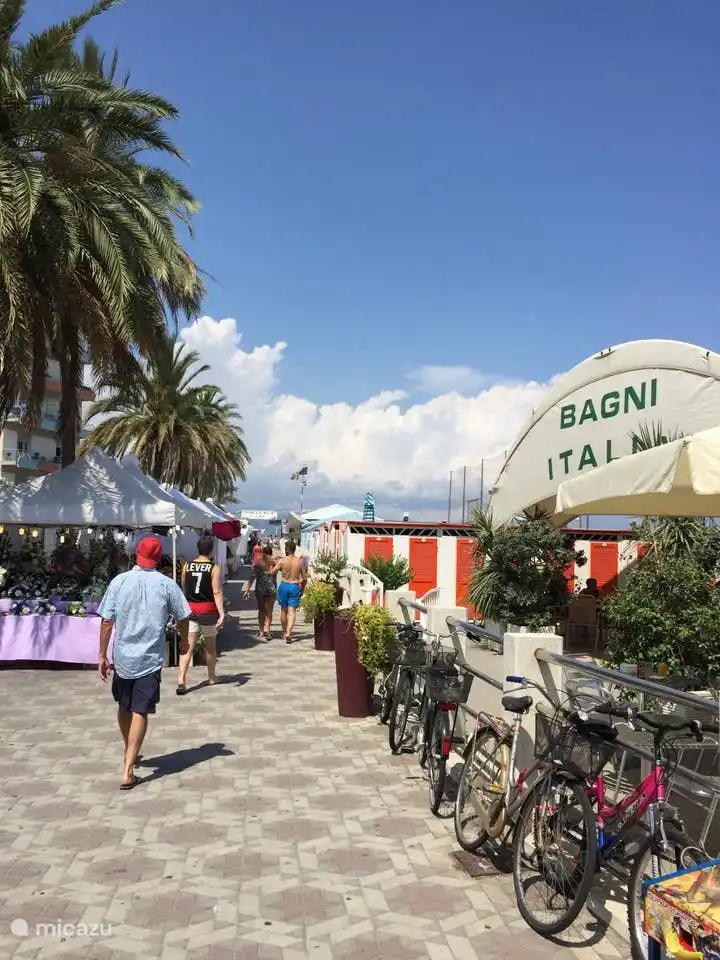 Die Strandpromenade von Albenga