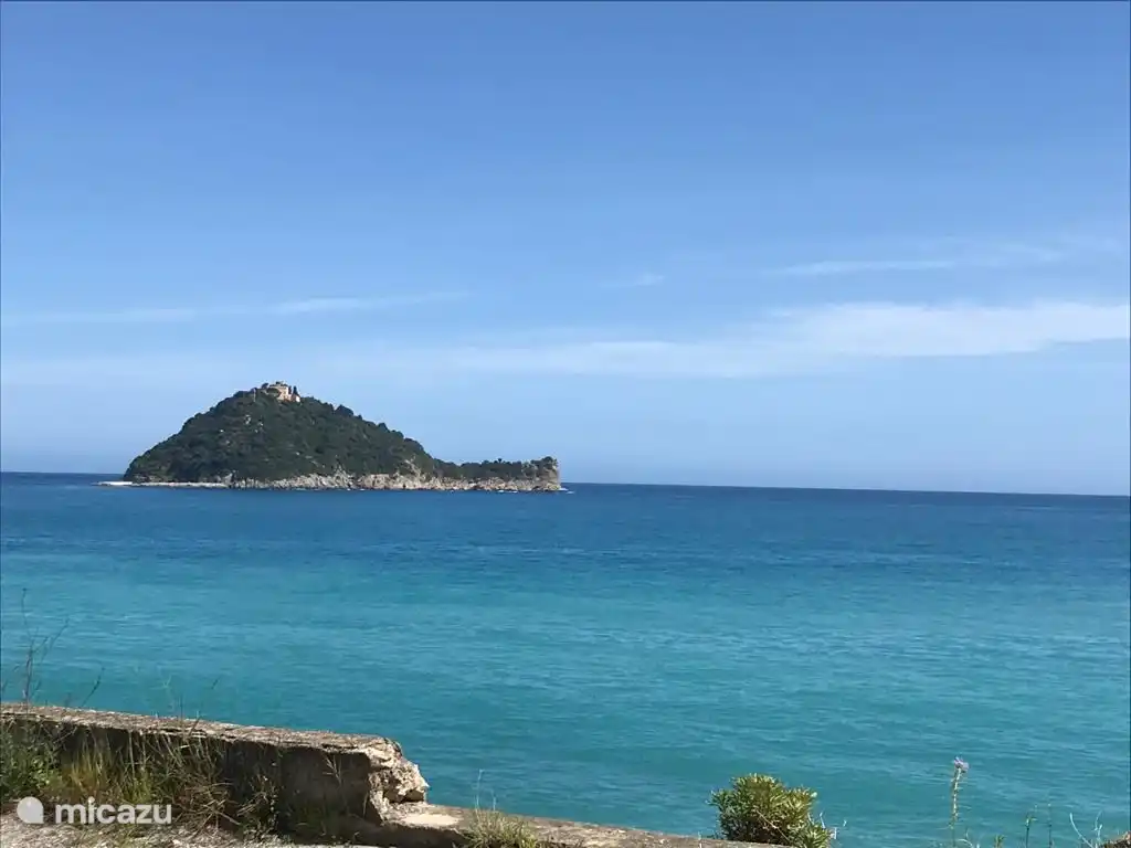 Die kleine unbewohnte Insel Gallinara liegt im Meer vor der Küste von Albenga. Es wurde zum Schutzgebiet erklärt.
