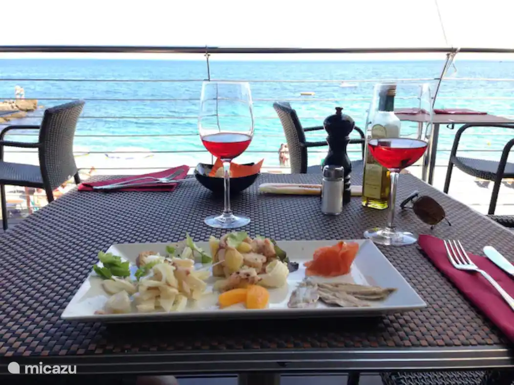 Mittagessen am Meer in Noli.