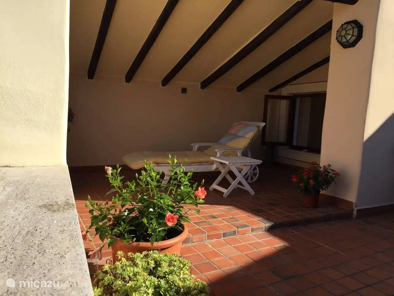 Entspannen Sie im Schatten auf der Dachterrasse