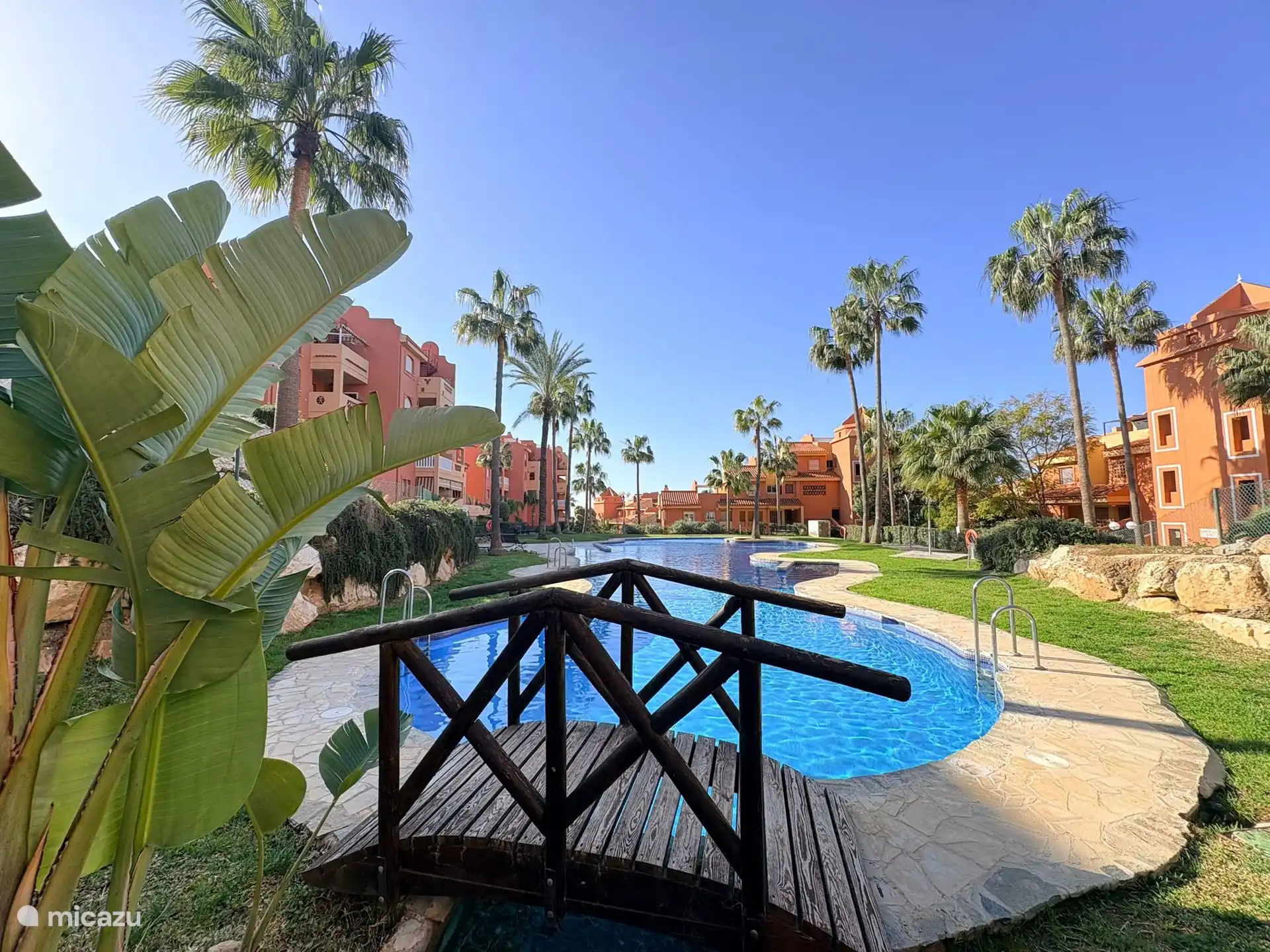 In het complex kunt u heerlijk wandelen! Voor de kinderen ideaal te spelen en van de zon te genieten ! 