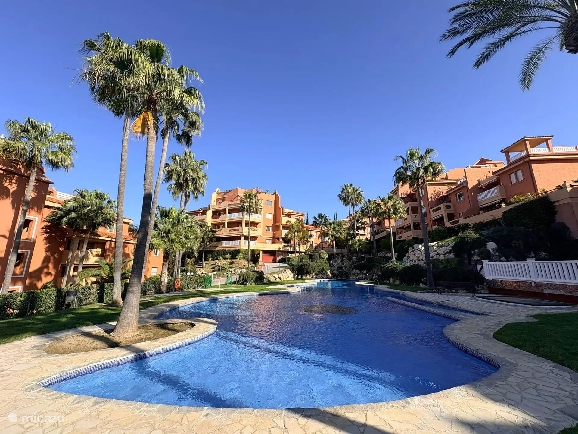 Het heerlijke appartement bevind zich in het mooie complex Amatista , vlakbij de mooie stranden/haven van Cabo Pino en Elvira (5 min met de auto). Zwembaden zijn tijdens de zomermaanden open.