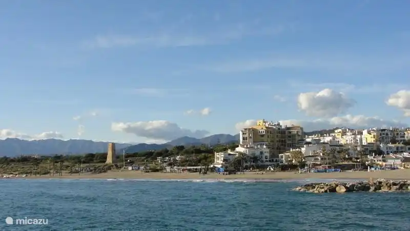 Strand im Hafen von Cabopino. Dieses schöne Teil der Costa del Sol ist noch relativ ruhig. Eine tolle Lage: Die Villen von Hans Kazan und der späten Gerrit van der Valk sind zu Fuß erreichbar!.