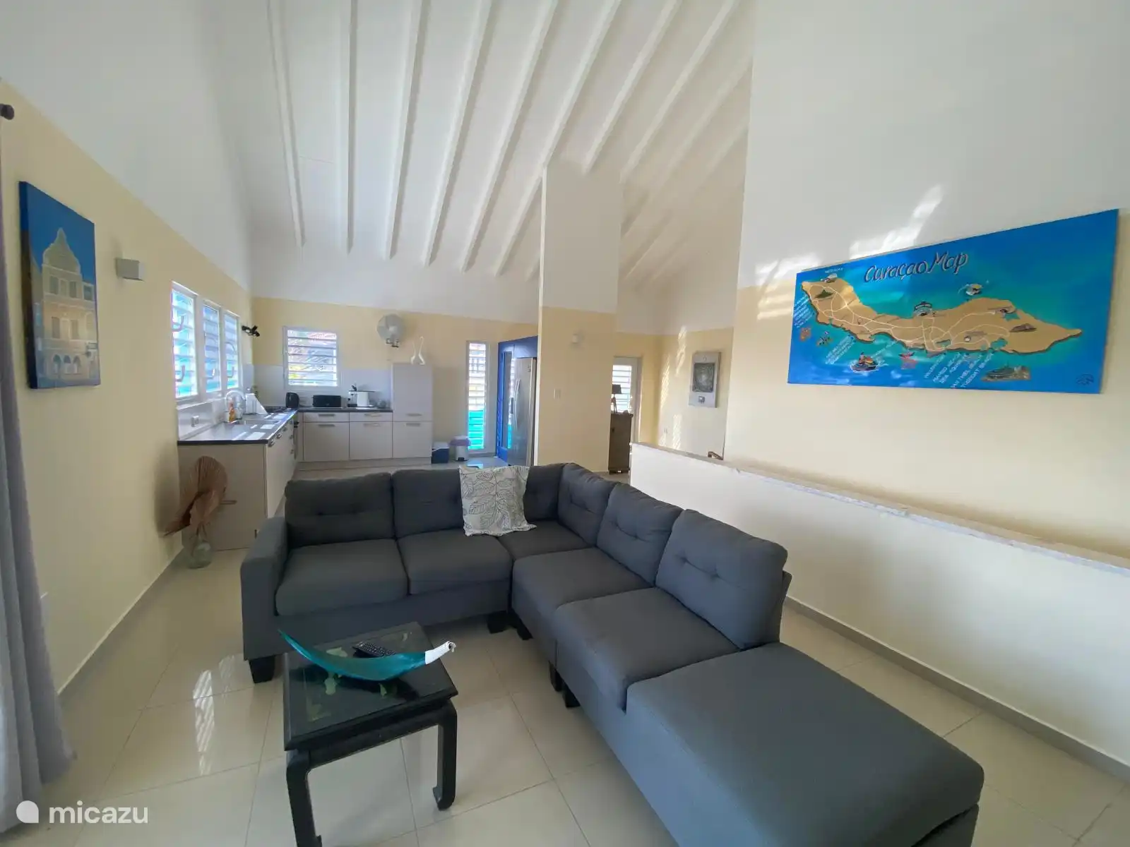 Salón, cocina y entrada principal