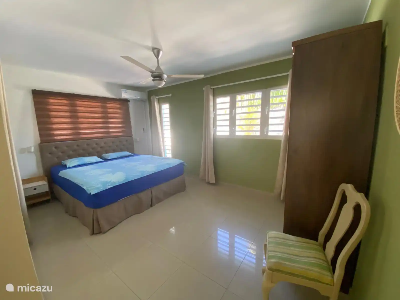 Dormitorio 1 
con acceso al jardín y a la piscina