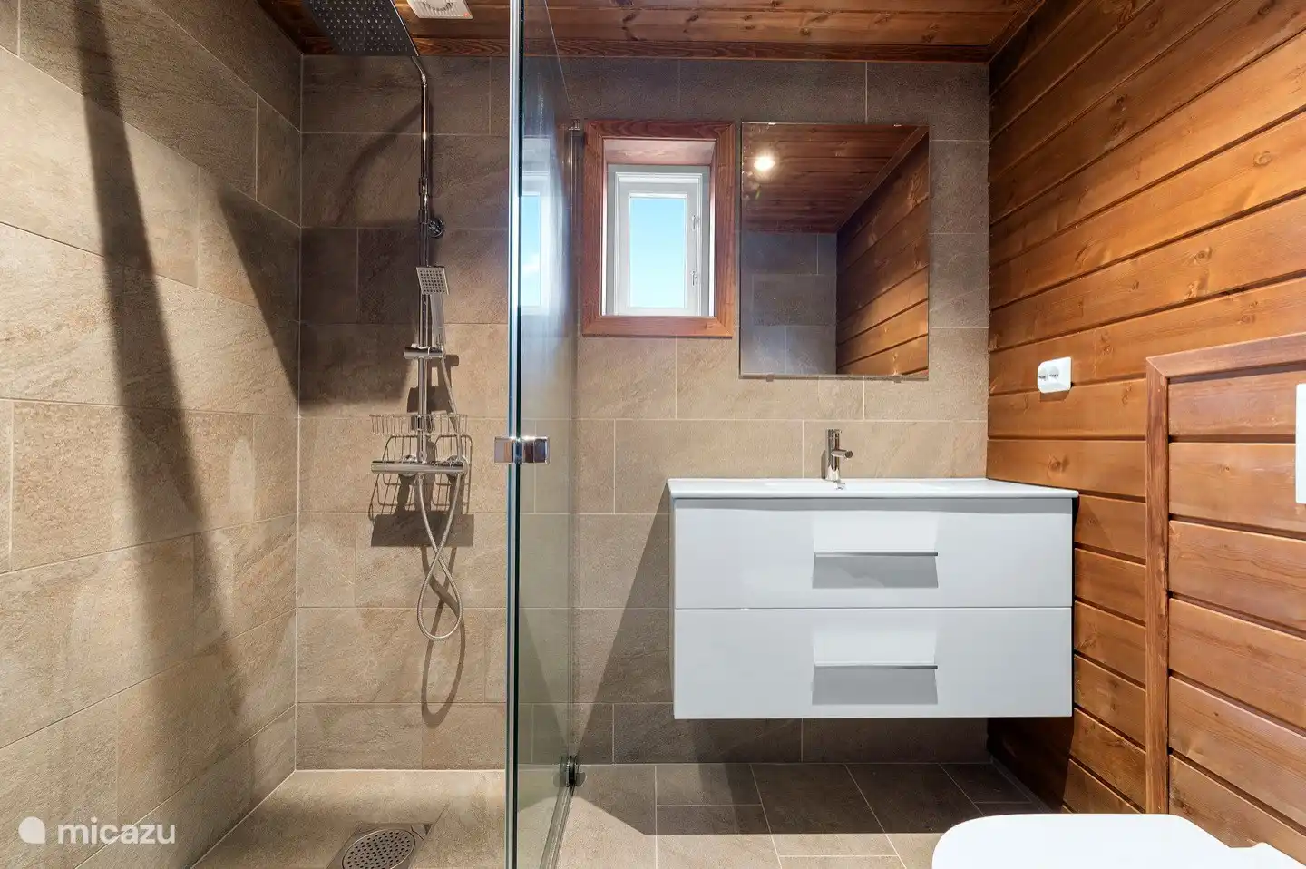 Salle de bain en bas