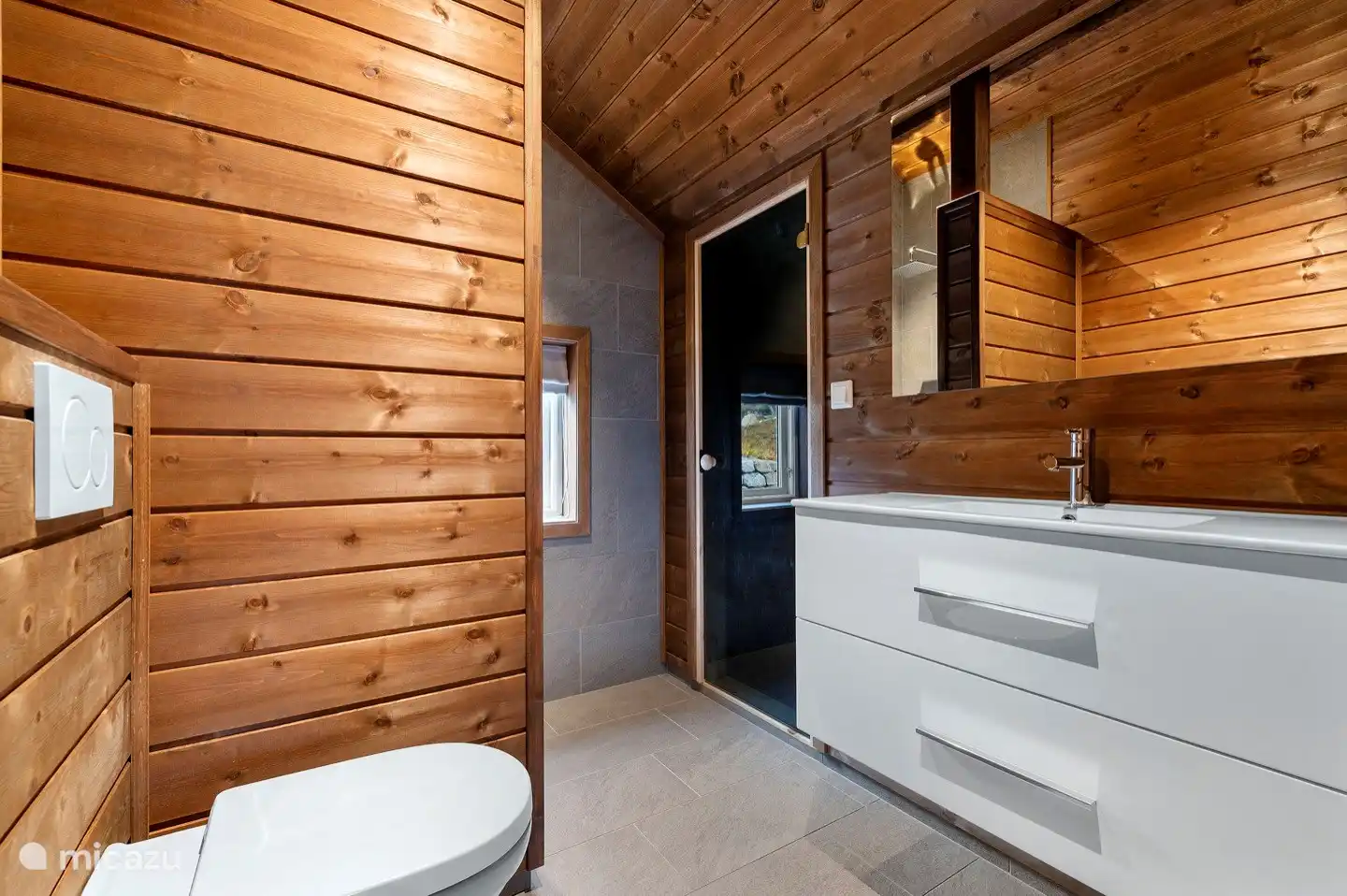 Salle de bain à l'étage avec sauna.