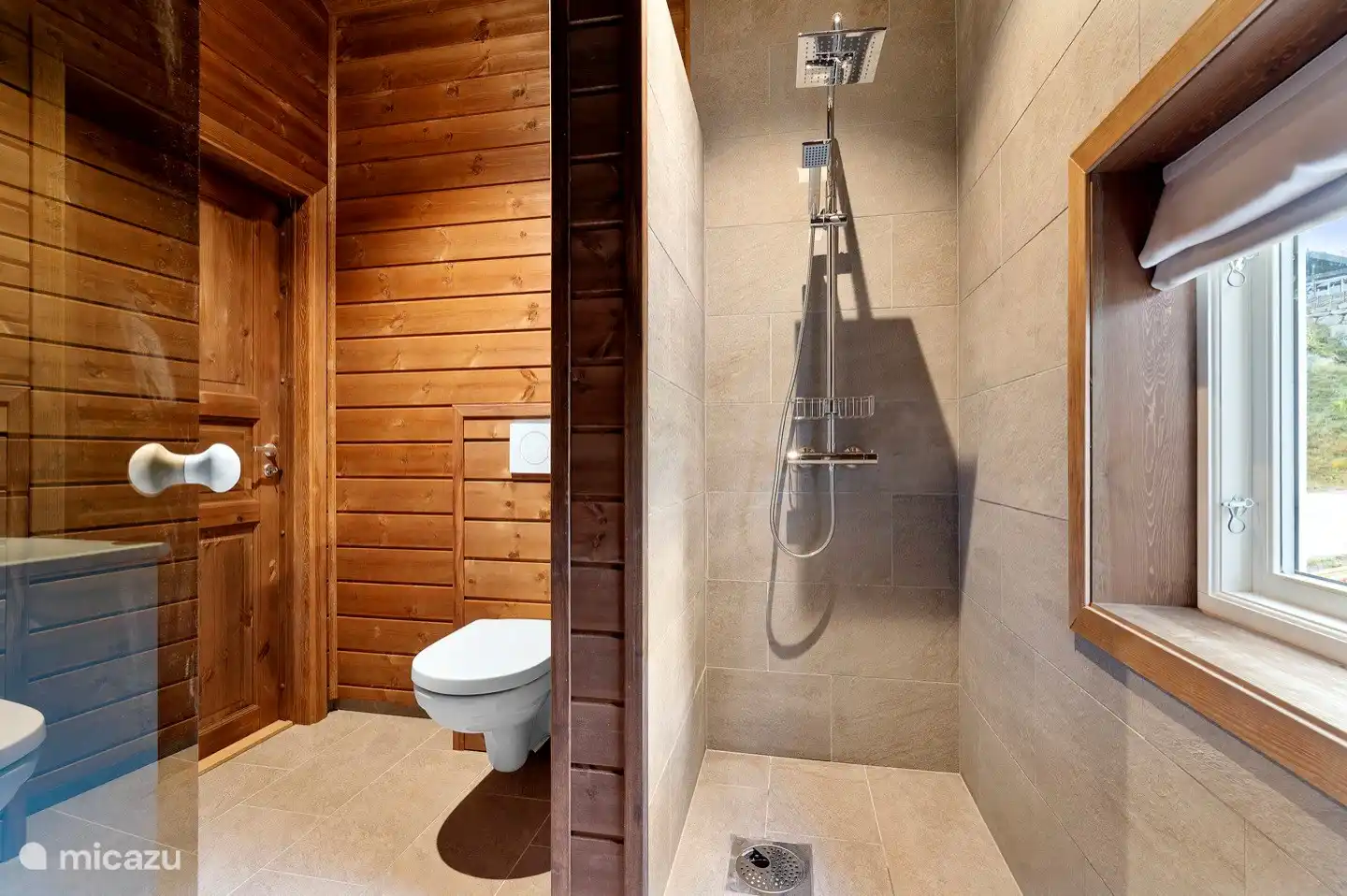Salle de bain à l'étage avec sauna.