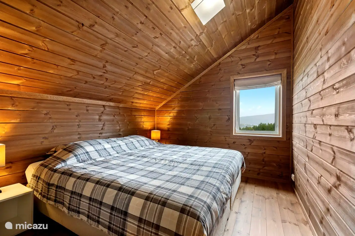 Chambre à l'étage avec un lit double (180x200).