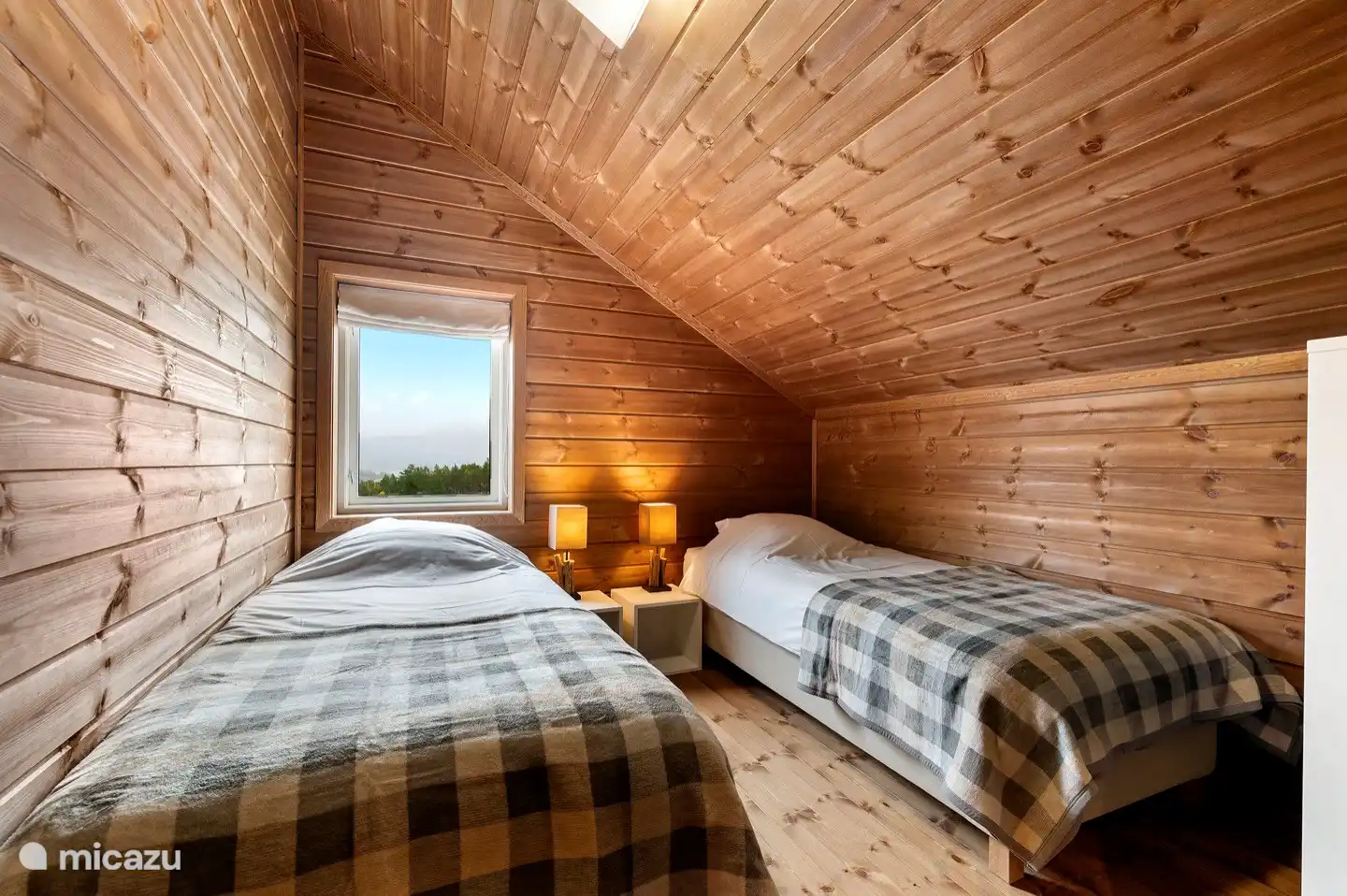 Chambre à l'étage avec 2 lits simples (90x200).