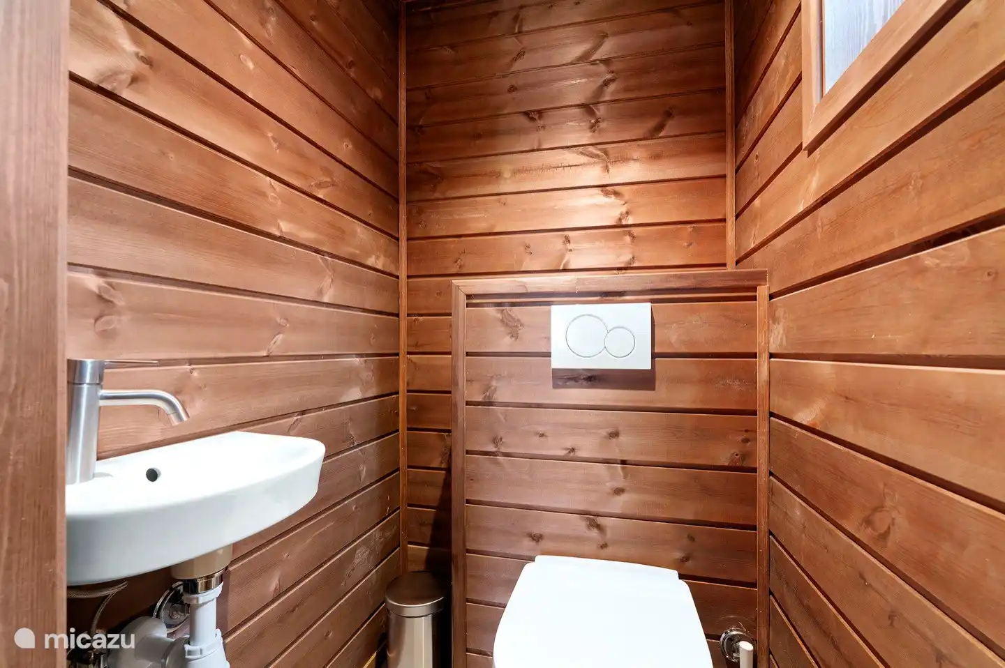 WC à l'entrée dans le local à skis.