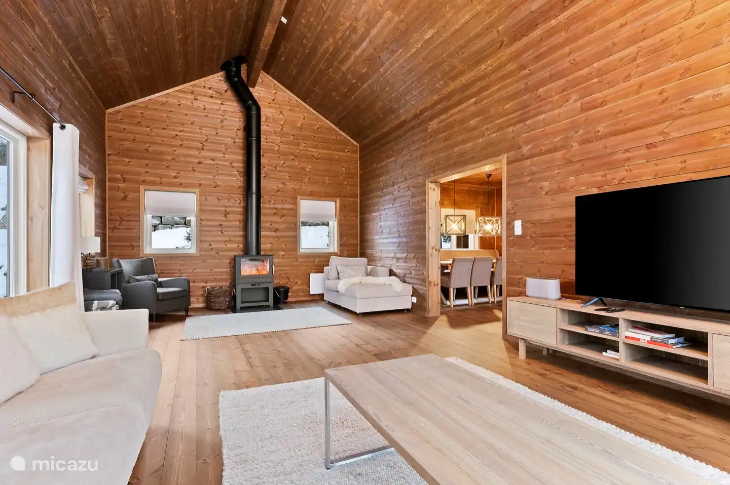 Salon avec belle cheminée