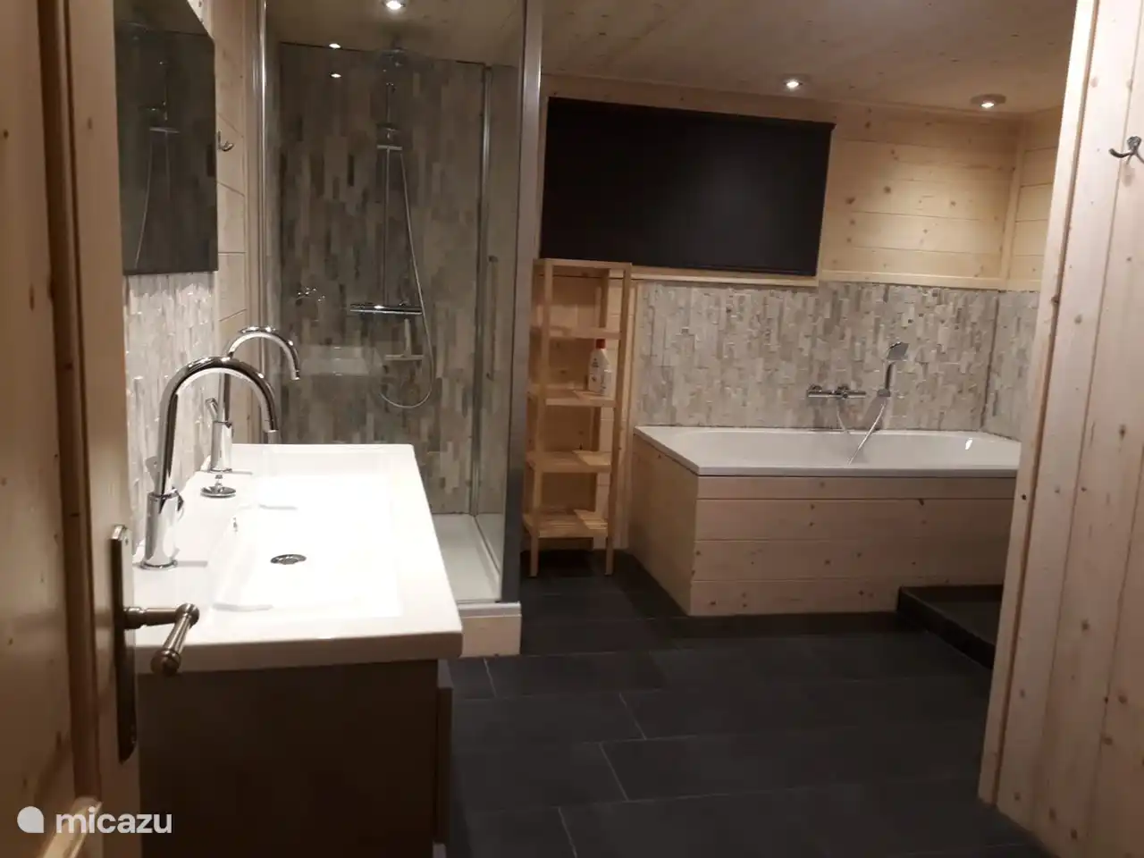 Cuarto de baño en el sótano, con sauna, baño, ducha y WC.