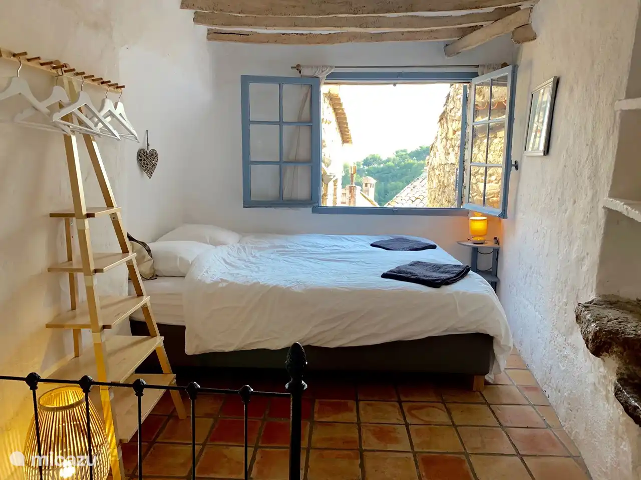 das fröhliche Hauptschlafzimmer mit einer schönen Aussicht