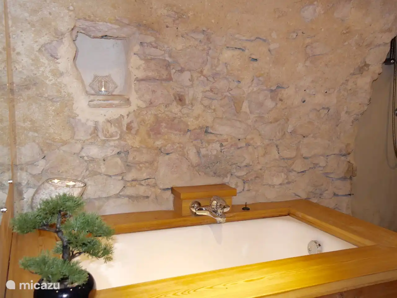 Badewanne im Badezimmer unten in der Höhle