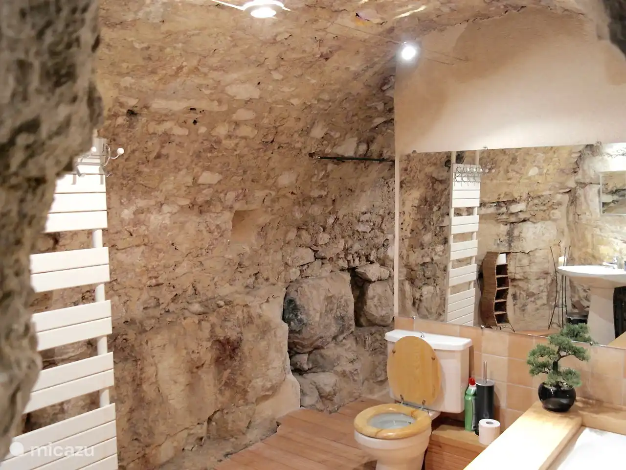 im Bad, WC und großem Spiegel