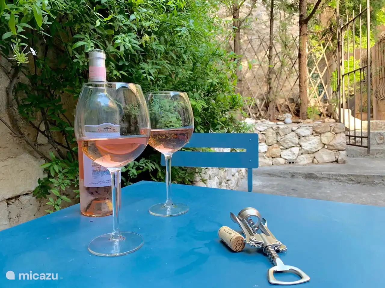 ein köstliches Glas Rosé auf dem Platz