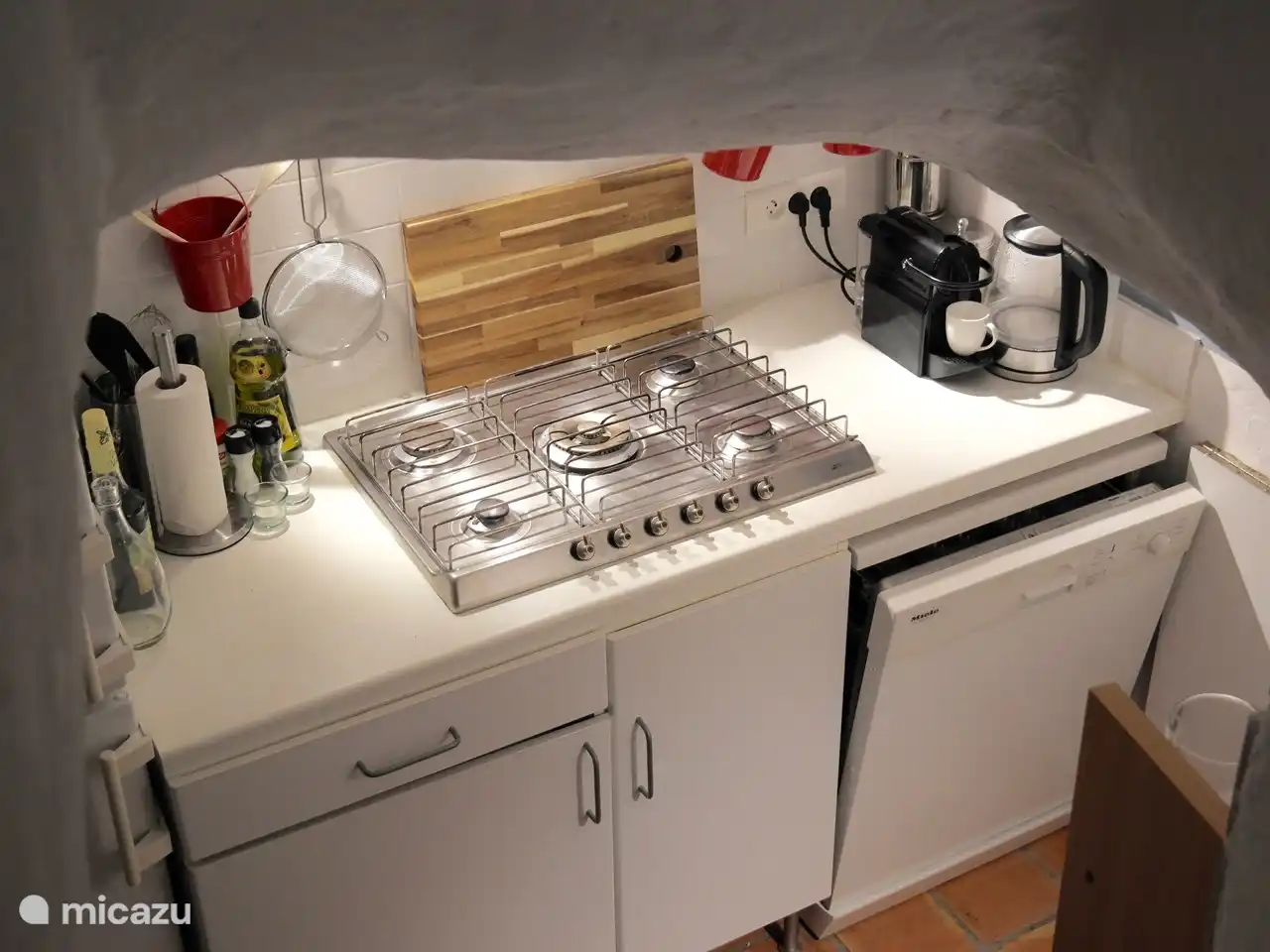 die intime Küche mit niedriger Decke, aber mit allen Annehmlichkeiten