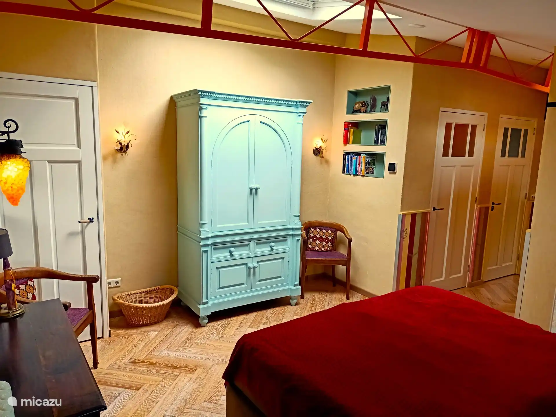 Ein wunderschöner Kleiderschrank, der mit Kreidefarbe bemalt ist.