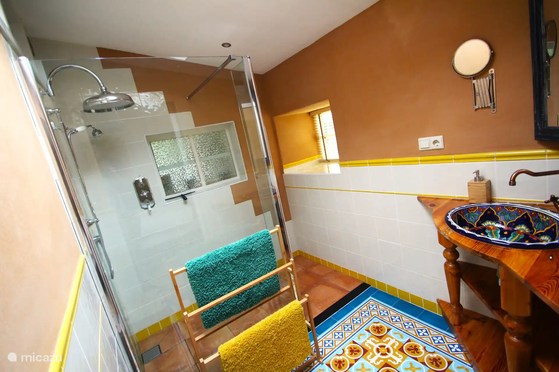 Das Badezimmer hat eine mediterrane Atmosphäre. Ein Waschbecken aus einem alten Kieferntisch, in dem ein mexikanisches Waschbecken steckt. Fußbodenheizung im gesamten Gebäude unter den schönen spanischen Fliesen. Wandfliesen mit zusätzlichen Details und.........