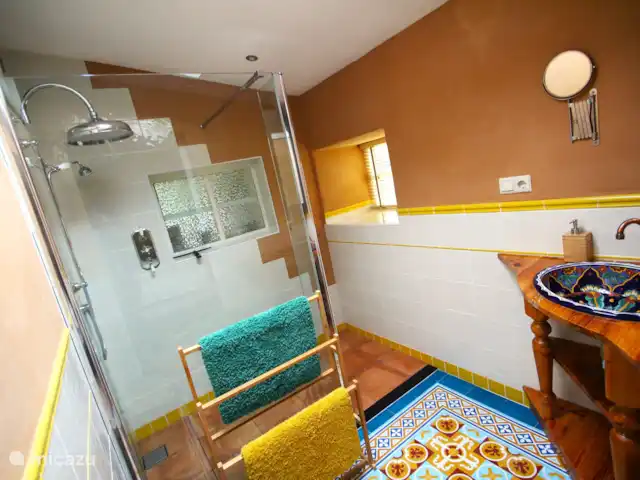 casa vacacional en Países Bajos, Barbante Septentrional, Kaatsheuvel – El mochuelo de Ketse El baño tiene un ambiente mediterráneo. Un fregadero hecho a partir de una vieja mesa de pino en la que se encuentra un fregadero mexicano. Calefacción por suelo radiante bajo los hermosos azulejos españoles. Revestimientos con detalles extras y.........