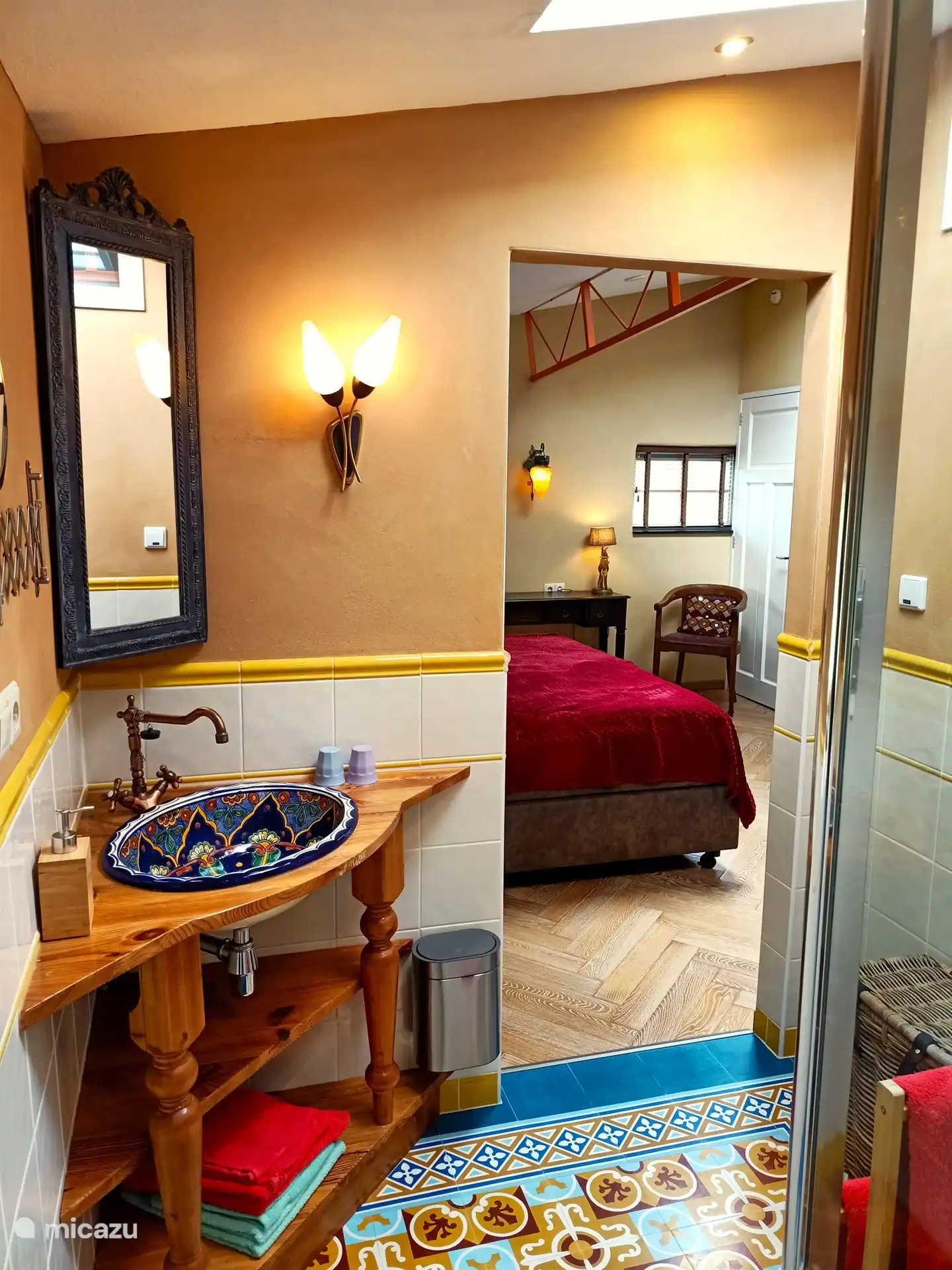 Ein schönes Ganzes: ein mexikanisches Waschbecken mit einem Brocante-Spiegel, der mit einer schönen Vintage-Lampe beleuchtet wird.