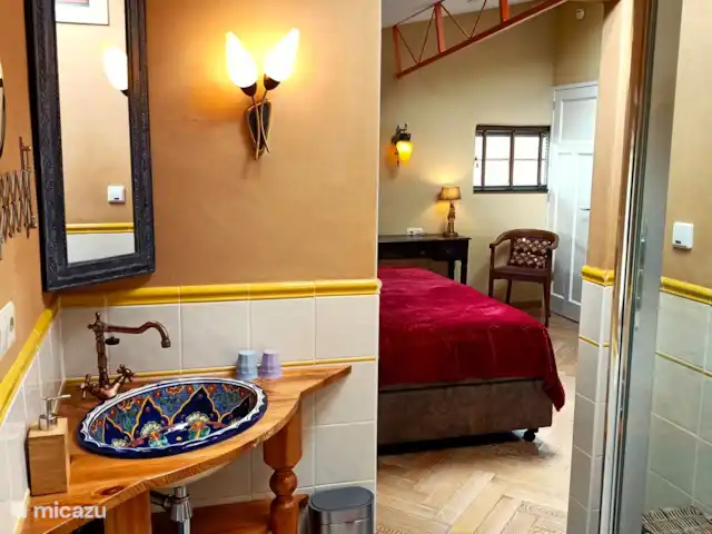 casa vacacional en Países Bajos, Barbante Septentrional, Kaatsheuvel – El mochuelo de Ketse Un hermoso conjunto: un lavabo mexicano con un espejo de brocante iluminado con una hermosa lámpara vintage.