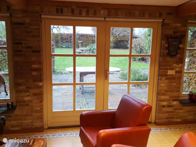 casa vacacional en Países Bajos, Barbante Septentrional, Kaatsheuvel – El mochuelo de Ketse Hay 2 cómodos sillones en la sala de estar. Solo date la vuelta y miras directamente al jardín.