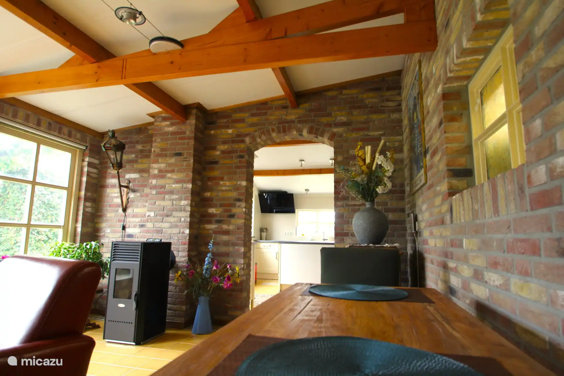 Blick vom Wohnzimmer auf die offene Küche.