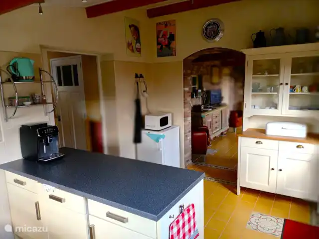 casa vacacional en Países Bajos, Barbante Septentrional, Kaatsheuvel – El mochuelo de Ketse Una amplia cocina conectada con el salón y el dormitorio.