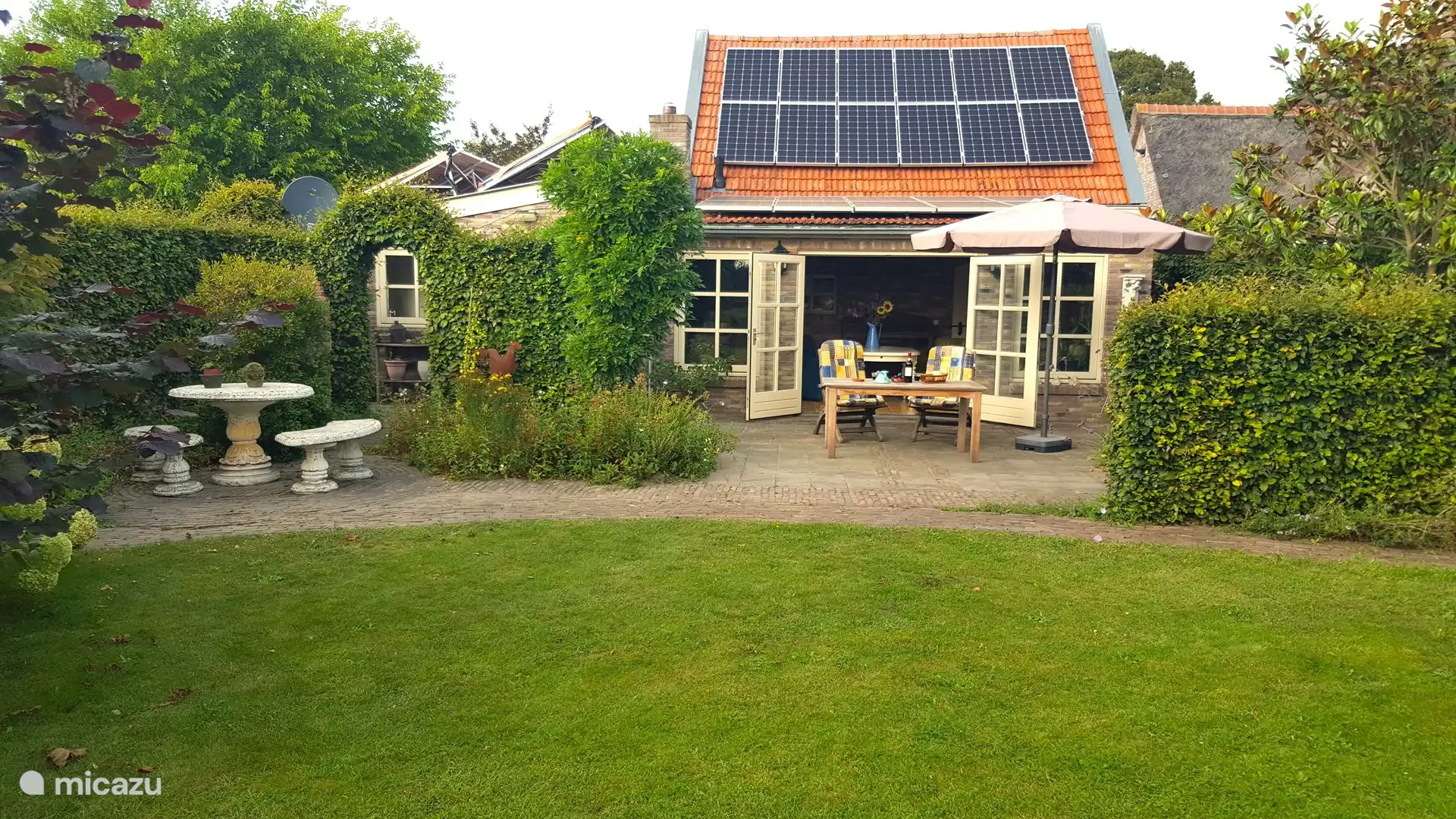 Mit Blick auf einen sehr geräumigen Garten.