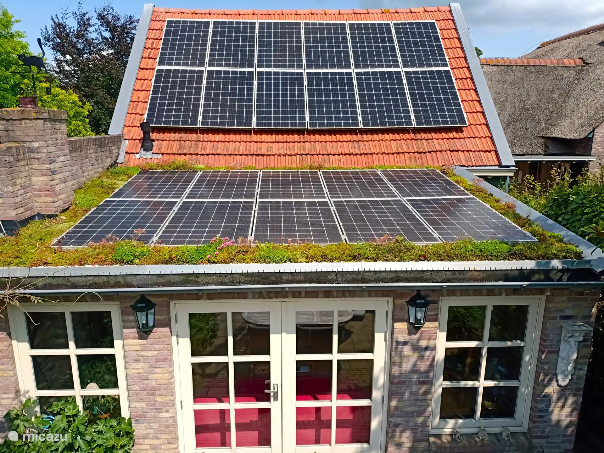 Wir haben auch Sedum um die Sonnenkollektoren auf dem anderen Dach (über dem Wohnzimmer) platziert. Gut zur Isolierung im Sommer und Winter, zur Förderung der Artenvielfalt und zur Kühlung von Sonnenkollektoren im Sommer für einen höheren Wirkungsgrad.