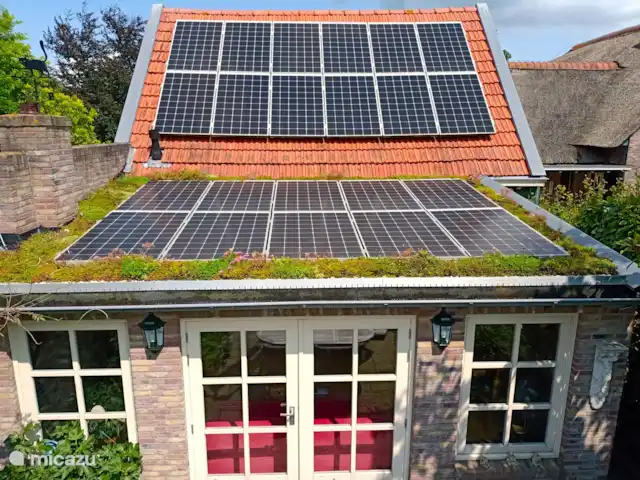 casa vacacional en Países Bajos, Barbante Septentrional, Kaatsheuvel – El mochuelo de Ketse También colocamos sedum alrededor de los paneles solares en el otro techo (encima de la sala de estar). Bueno para el aislamiento en verano e invierno, para promover la biodiversidad y para enfriar los paneles solares en verano para una mayor eficiencia.