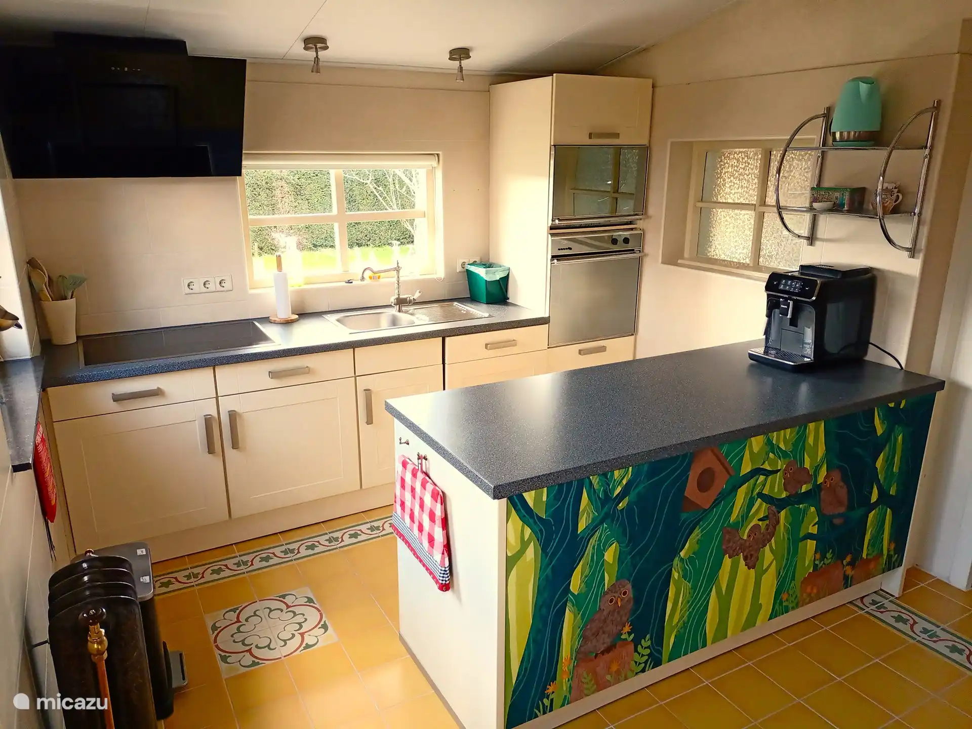 Eine sehr geräumige und komplette Küche mit Geschirrspüler, Backofen, Schubladenkühlschrank, Gefrierschrank, Mikrowelle, Espressomaschine und Induktionskochfeld.