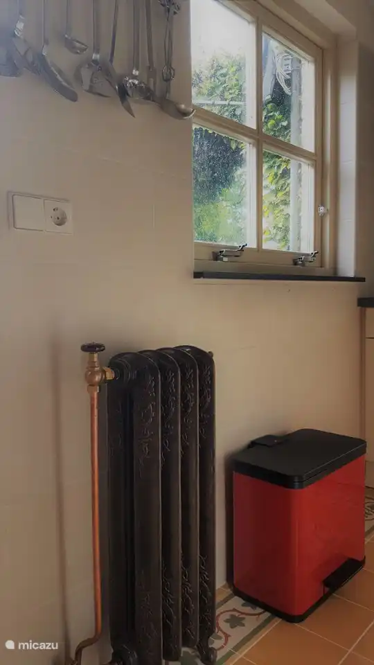 Dieser Heizkörper läuft zusammen mit der Fußbodenheizung. Es handelt sich um einen sehr alten Gusseisenheizkörper aus einem Herrenhaus in Antwerpen.