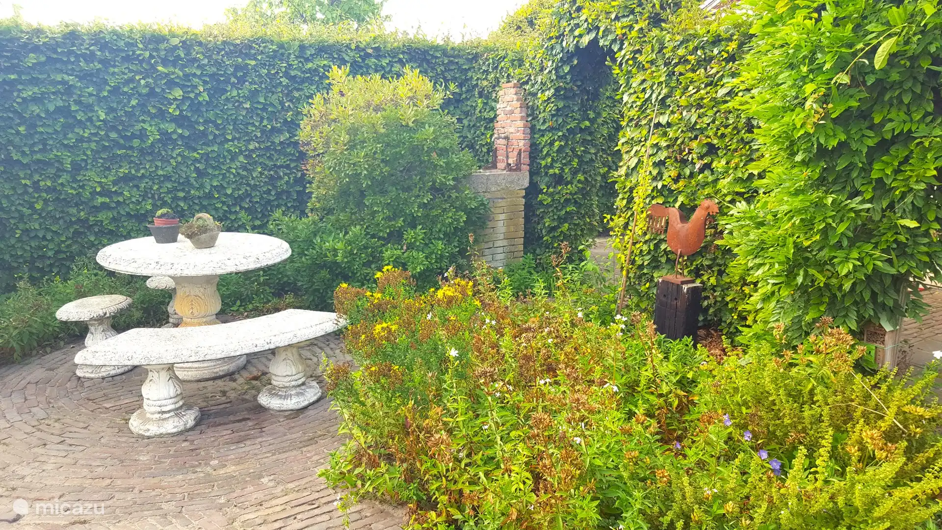 Sie können auch einen separaten Sitzbereich neben der Terrasse nutzen. Morgens ein Frühstück mit der Sonne. Und wenn der Wind zu stark bläst, sind Sie immer noch geschützt.