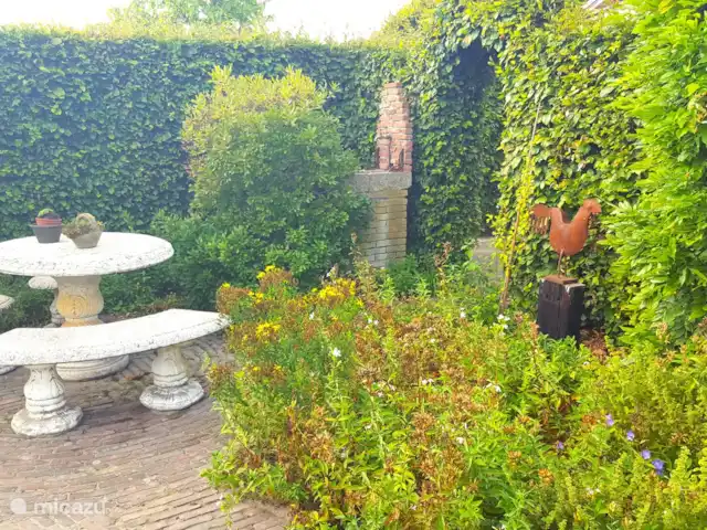 casa vacacional en Países Bajos, Barbante Septentrional, Kaatsheuvel – El mochuelo de Ketse También puede utilizar una zona de estar separada junto a la terraza. Por la mañana un desayuno con el sol. Y si el viento sopla demasiado fuerte, aún estarás protegido.