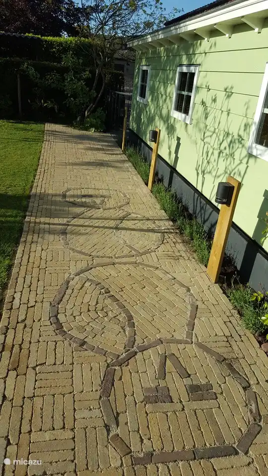 Fußweg zum (hinteren) Eingang des Ferienhauses.