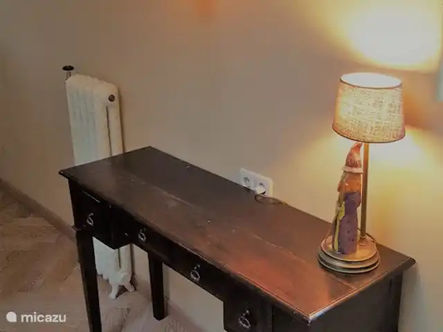 casa vacacional en Países Bajos, Barbante Septentrional, Kaatsheuvel – El mochuelo de Ketse En el dormitorio, una mesa auxiliar nostálgica con una lámpara especial hecha por un amigo en la que se encuentra un gnomo de madera ('tallado en madera').