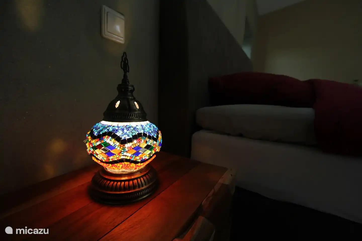 Marokkanische Lichter auf den Nachttischen. Bunt und atmosphärisch.