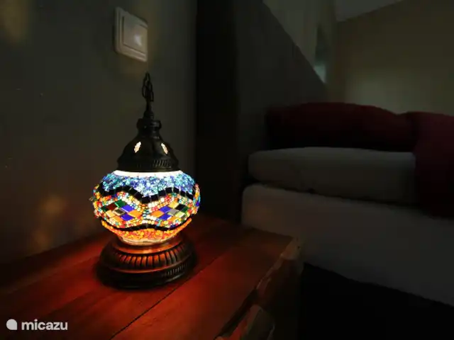 casa vacacional en Países Bajos, Barbante Septentrional, Kaatsheuvel – El mochuelo de Ketse Lámparas marroquíes en las mesitas de noche. Colorido y atmosférico.