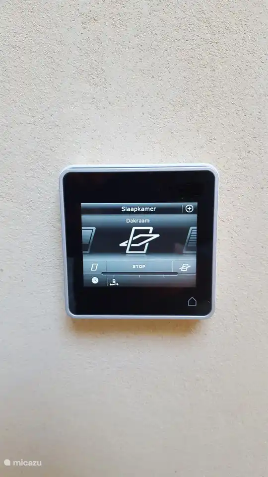 Sowohl im Schlafzimmer als auch im Badezimmer funktionieren die Schwenkfenster mit Zubehör über eine Fernbedienung.