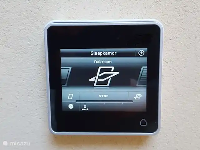 casa vacacional en Países Bajos, Barbante Septentrional, Kaatsheuvel – El mochuelo de Ketse Tanto en el dormitorio como en el baño, las ventanas pivotantes funcionan con accesorios mediante mando a distancia.